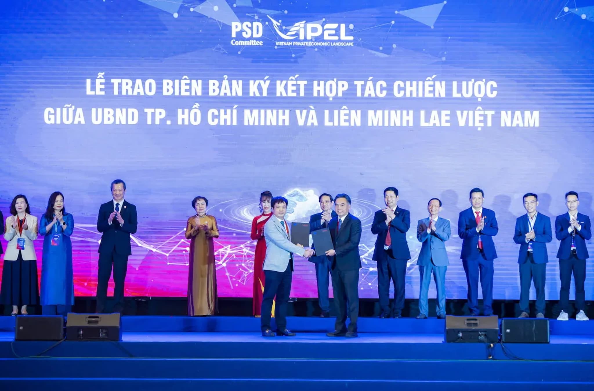 Ông Nguyễn Văn Khoa - Tổng giám đốc Tập đoàn FPT, Chủ tịch Liên minh LAE Việt Nam và Đại diện UBND TP. Hồ Chí Minh trao biên bản hợp tác chiến lược